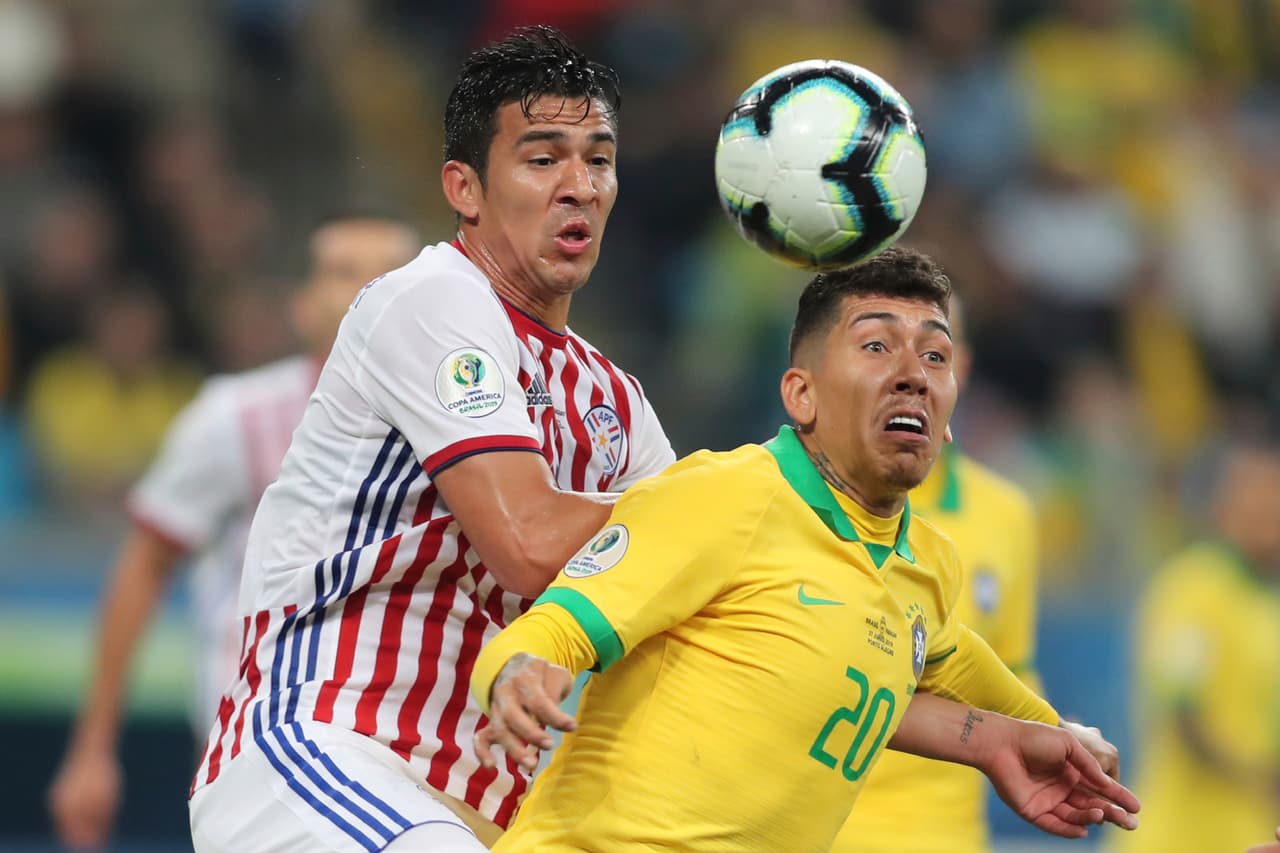 Fabián Balbuena peleando el balón y complicando sobremanera a Roberto Firmino, dando señales del tipo de partido que querían los albirrojos.