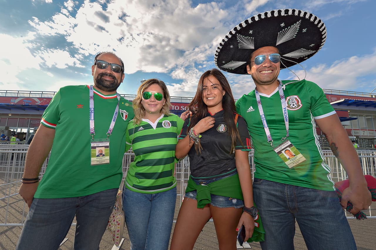 Otros, más retacados, llegaron solo con la camiseta del 'Tri' u solo uno con sombrero, el más arriesgado, acompañado de una hermosa aficionada.