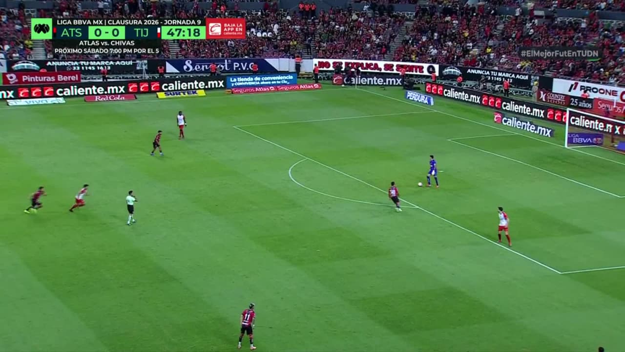 ¡CERCA! Rodrigo Schlegel disparó que se estrella en el poste.