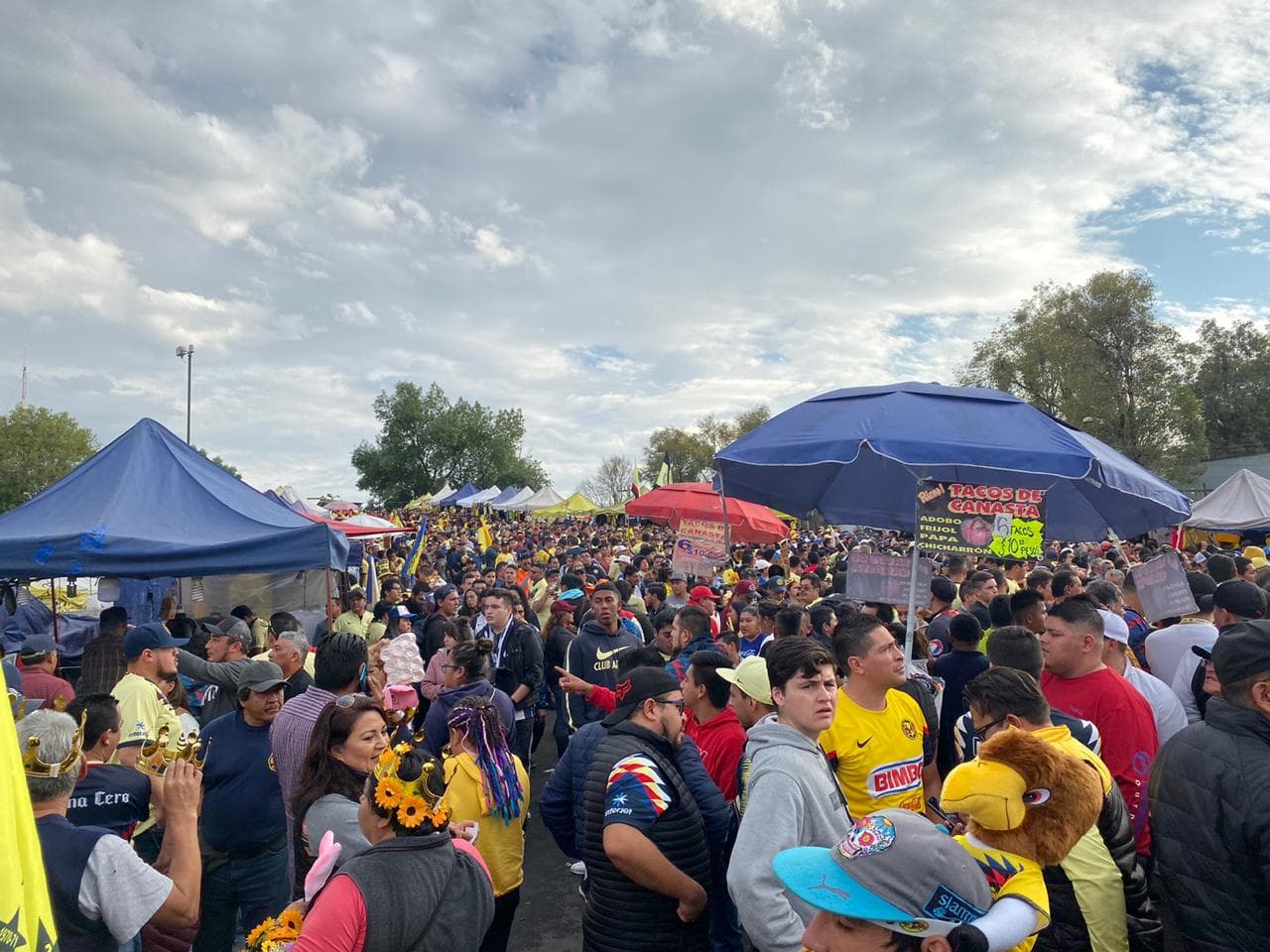 Gran ambiente familiar, en el Estadio Azteca, previo a la final del Apertura '19 entre el América y los Rayados de Monterrey.