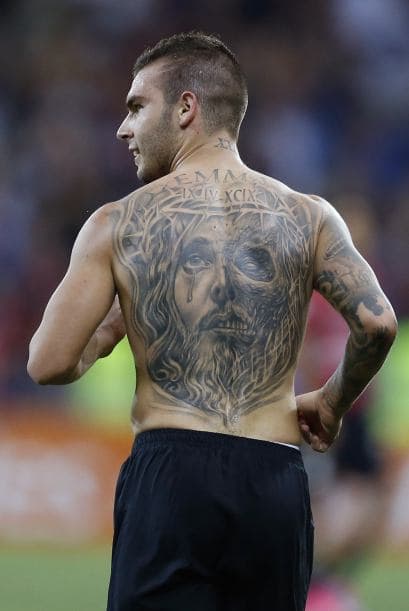 El delantero francés de Niza Alexy Bosetti muestra su tatuaje de Cristo que le cubre toda la espalda.