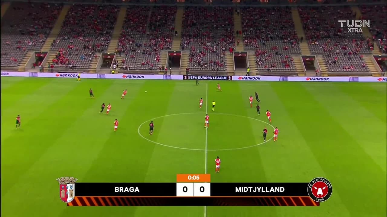 Arranca el partido y la pelota está en juego.