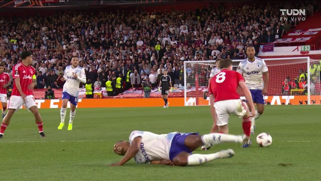 ¡Planchazo y no fue ni amarilla! Watkins se lleva pisotón de Anderson