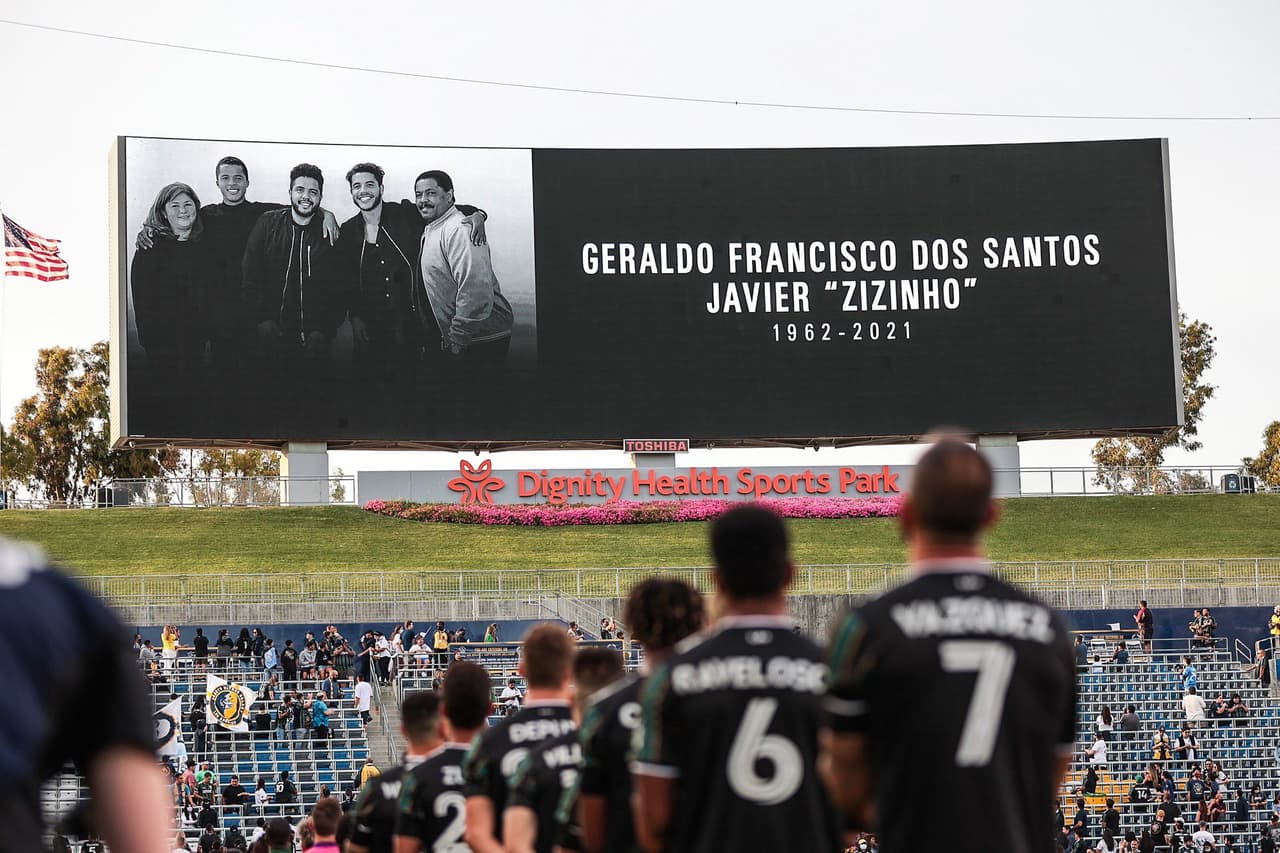 LA Galaxy anota y la playera de Zizinho aparece en los festejos