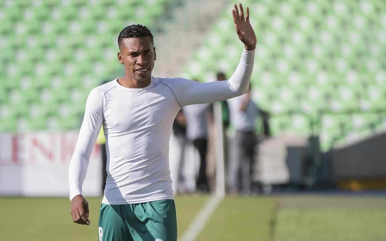 El ecuatoriano Ayrton Pereira juega como delantero, tiene 24 años y la temporada anterior jugó con el Emelec en su país.