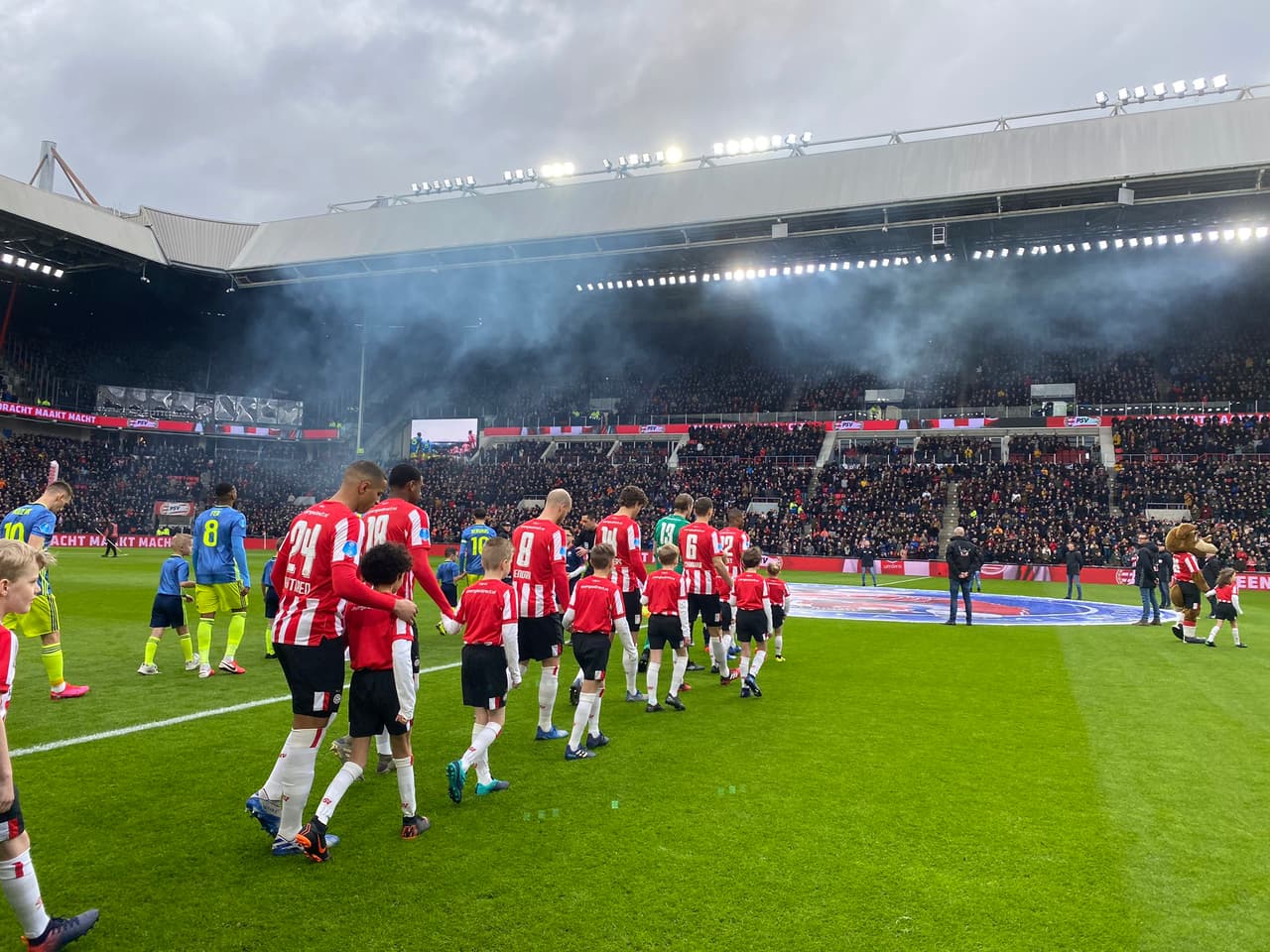 En el primer tiempo el juego fue muy disputado en el mediocampo, con los dos equipos buscando hacer daño al rival.