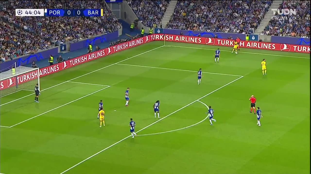 ¡TIRO ATAJADO! disparo por Ferran Torres.