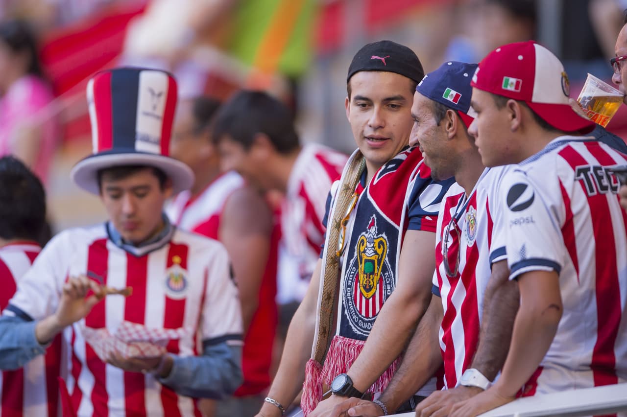 En los alrededores el estadio Akron la alegría y emoción la pusieron los aficionados de las Chivas que entusiasmados por un nuevo título de su equipo llegaron en gran número para ver la final de la Concacaf Liga de Campeones ante Torotno F.C.