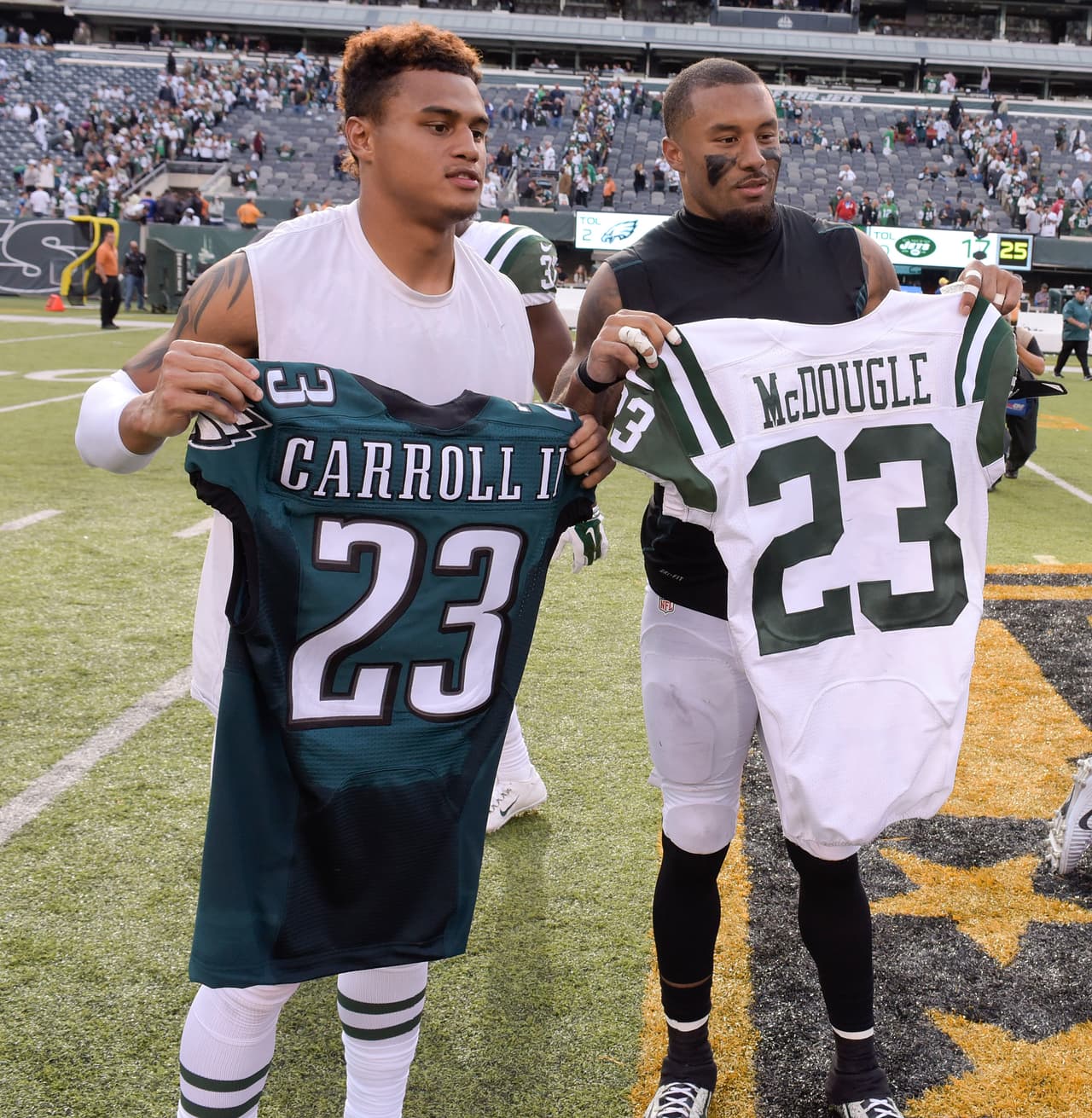 Dexter McDougle intercambiando el jersey de los Eagles.