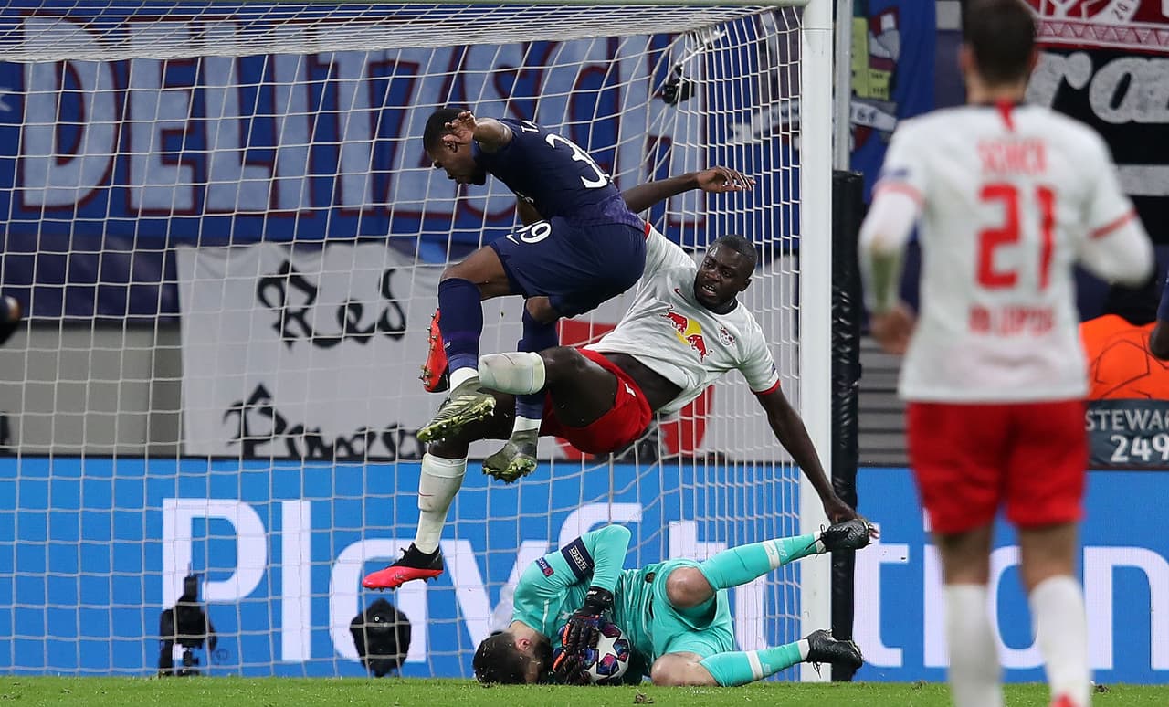 Dayot Upamecano de Leipzig y Shayon Harrison de Tottenham dejando todo en la cancha.