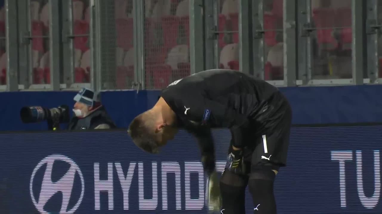 Arranca el partido y la pelota está en juego.