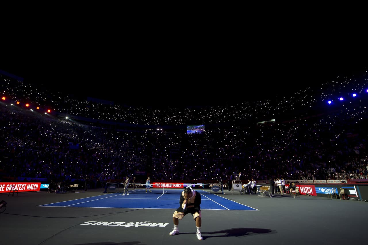Roger Federer se impuso 2 sets a 1 ante Alexander Zverev en un juego de exhibición que representó una fiesta total en la Plaza de Toros México.