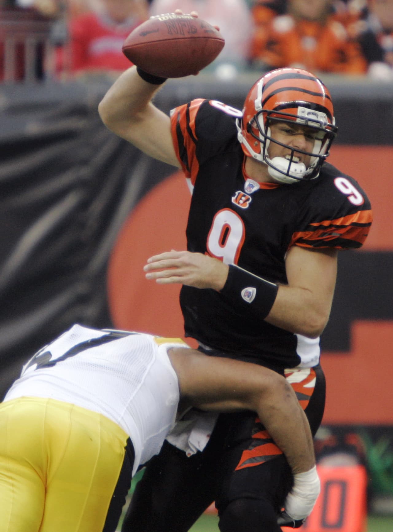 Pasaron 15 temporadas para que regresaran a un partido de Playoffs, en este caso Ronda de Comodines contra los Pittsburgh Steelers. Los Bengals llegaron como campeones divisionales con Carson Palmer de quarterback titular. Pero tuvo que dejar el partido luego de la lesión que le produjo el tackle Kimo von Oelhoffen. Pittsburgh ganó 31-17 y terminó de campeón en el Super Bowl XL. Marvin Lewis ya era el coach de los Bengals.