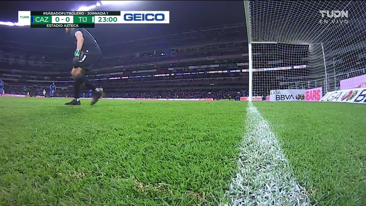 ¡TIRO ATAJADO! disparo por Mauro Manotas.