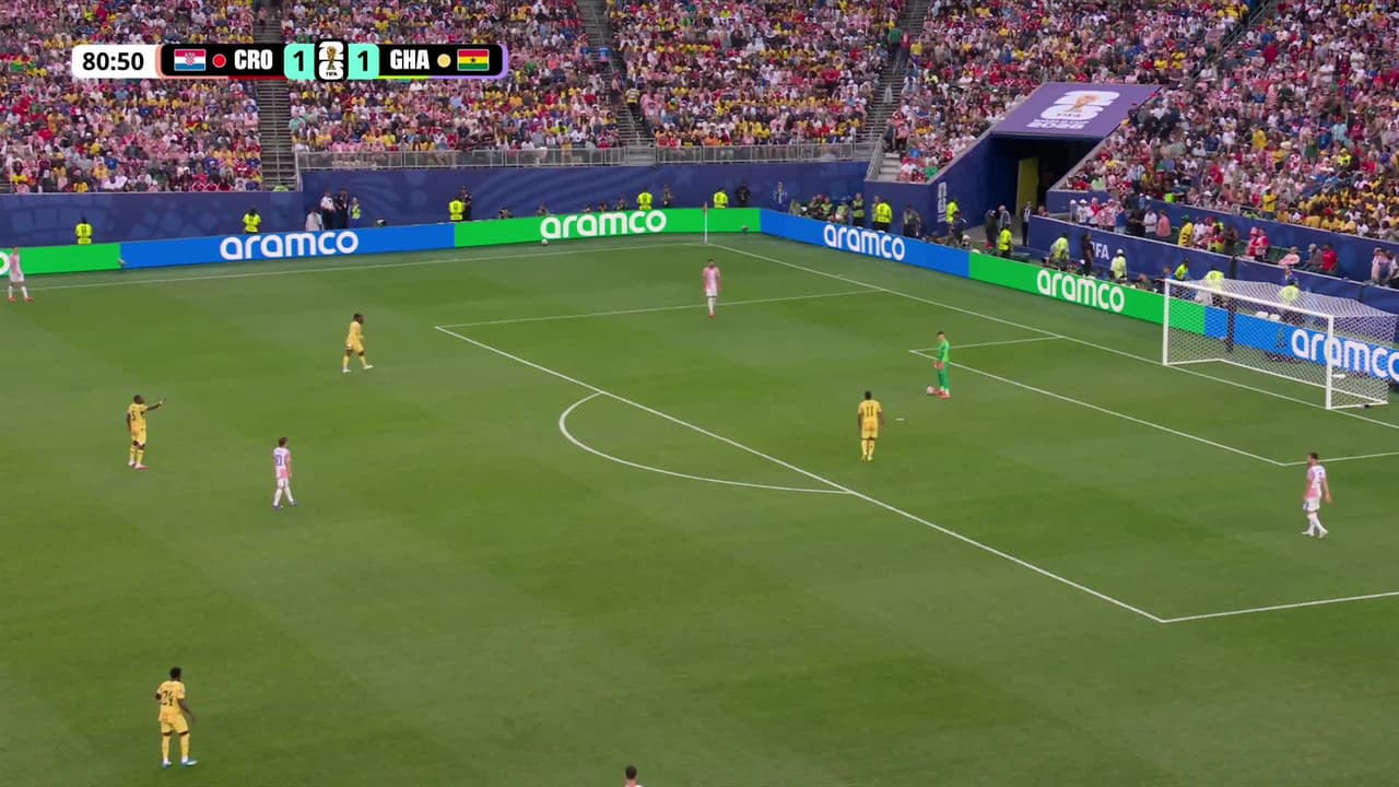 ¡TIRO ATAJADO! disparo por Mario Pasalic.