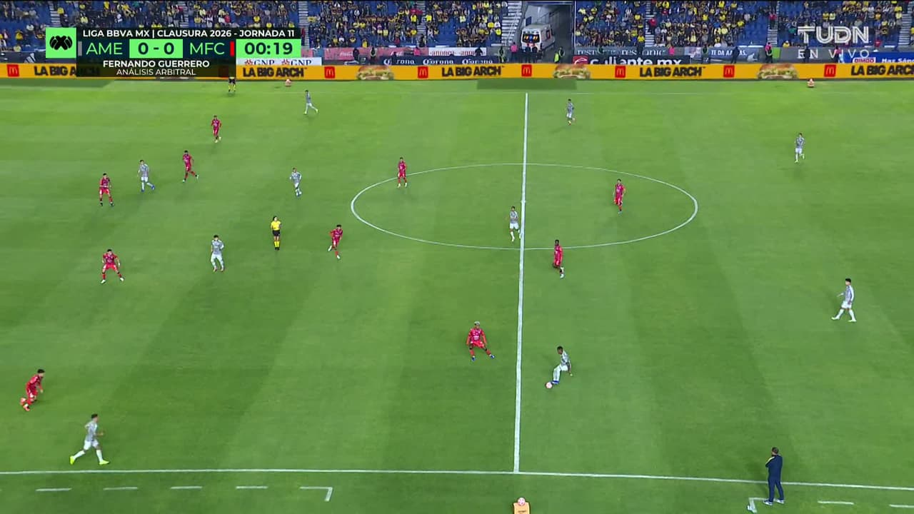 Arranca el partido y la pelota está en juego.