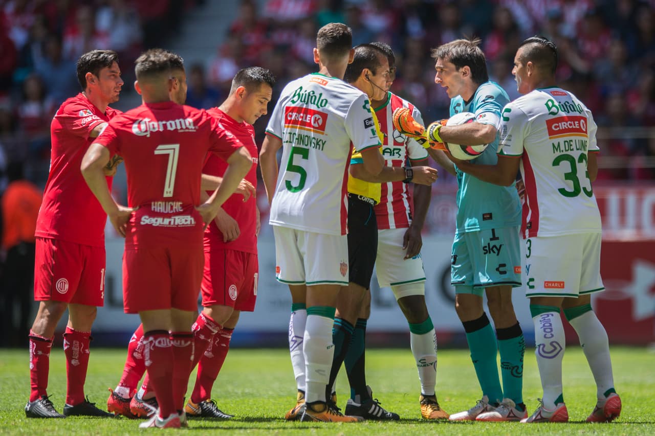 En el primer tiempo, Toluca tuvo un polémico tiro libre tras error de Barovero.