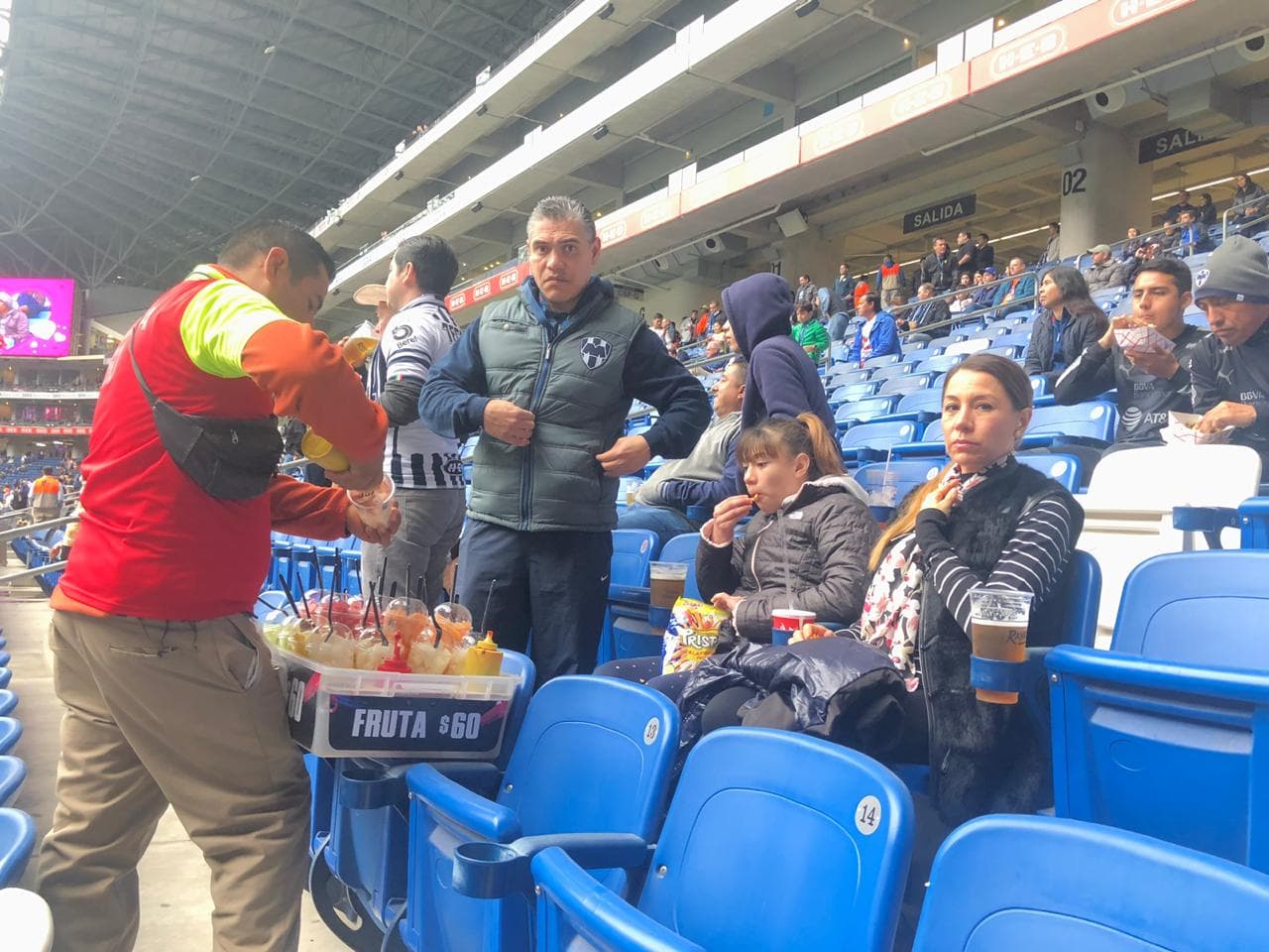 Una merienda también ayuda a que la espera sea más amena en el Estadio Bancomer.