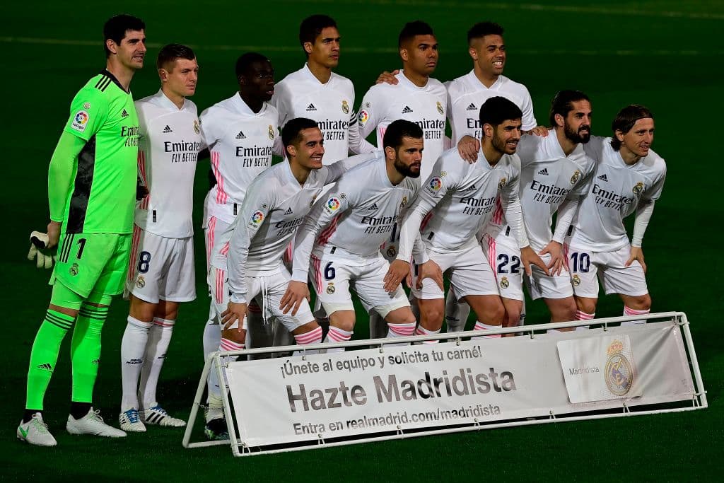 Real Madrid logra hacer empate ante la Real Sociedad y quedar 1-1. Los Txuri-urdines se pusieron arriba al minuto 55 con gol de Portu, pero fue ya al filo del partido, en el minuto 89, cuando Vinicius le dio al cuadro merengue un respiro e igualó el marcador para repartirse puntos en el cierre de la Jornada 25 de LaLiga.