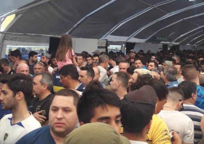 Jornada familiar boquense. Los socios acudieron a votar con sus hijos y familiares en general.