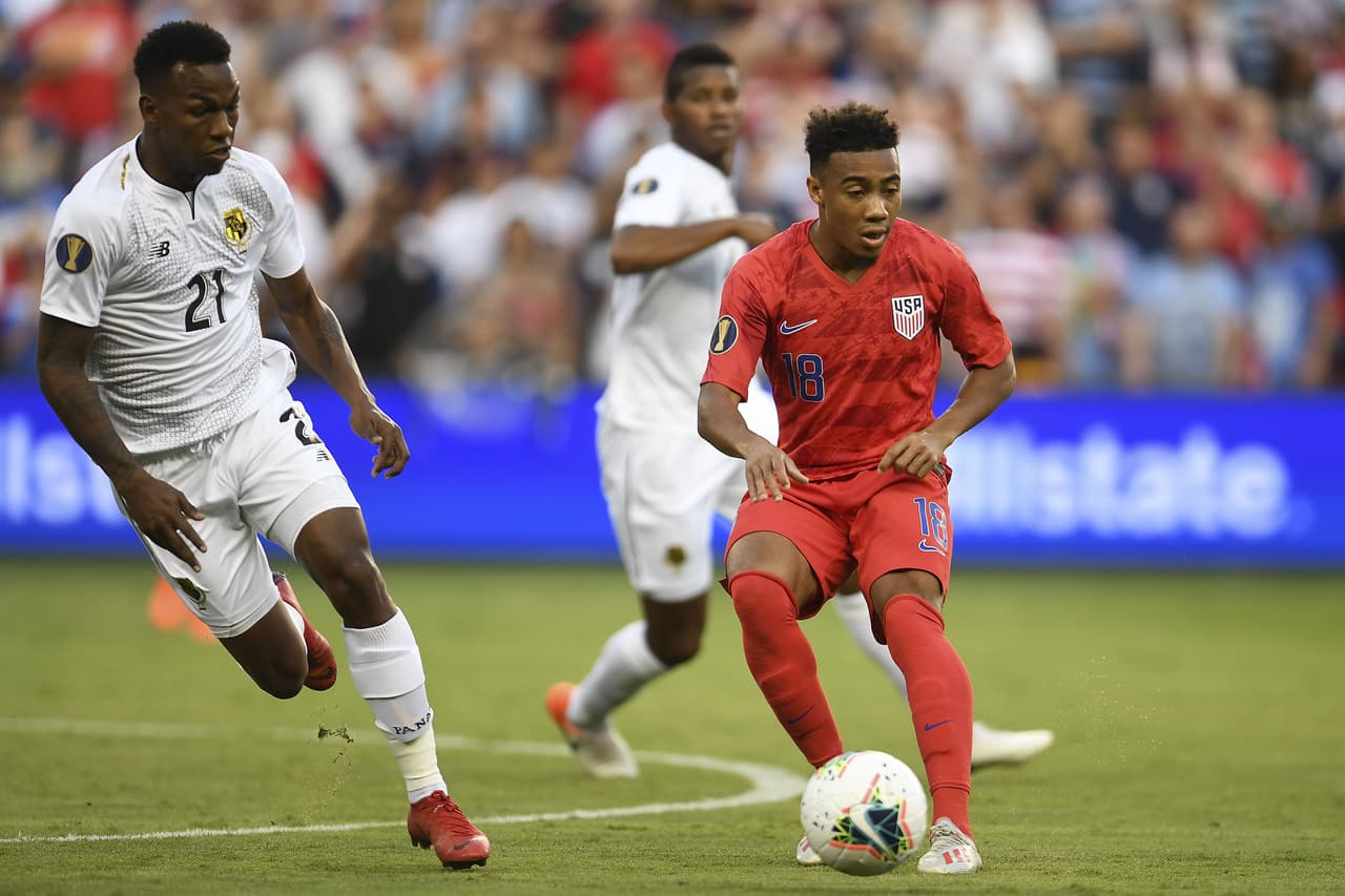 El juvenil Jonathan Lewis (der) causando problemas con su movilidad y buenos instintos en el centro del campo del equipo estadounidense, mareando un poco a los panameños.
