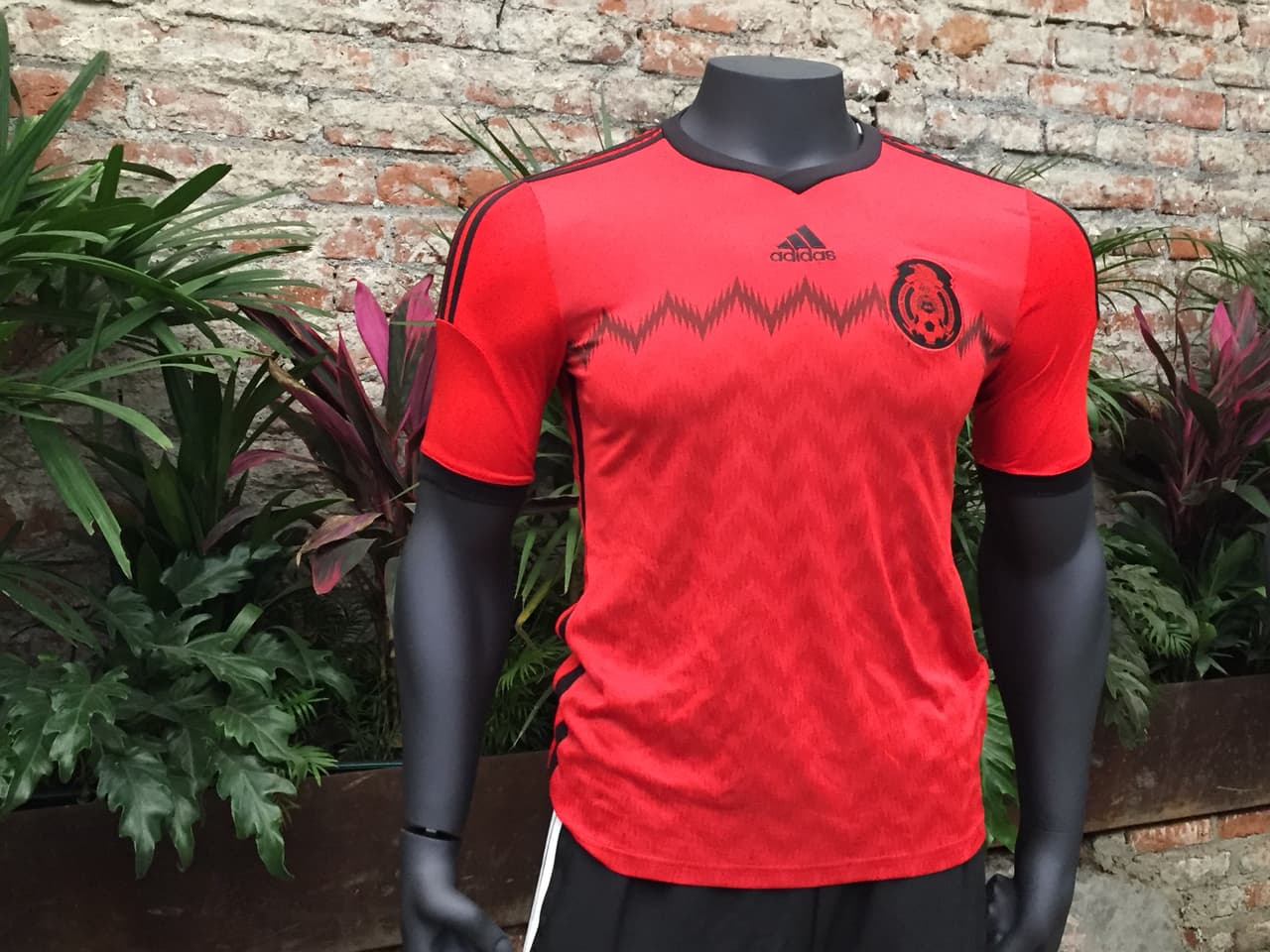 Fue el segundo uniforme de México en Brasil 2014. El Tri la utilizó ante Brasil en Fortaleza y le arrebató un valioso empate a cero goles a los locales.