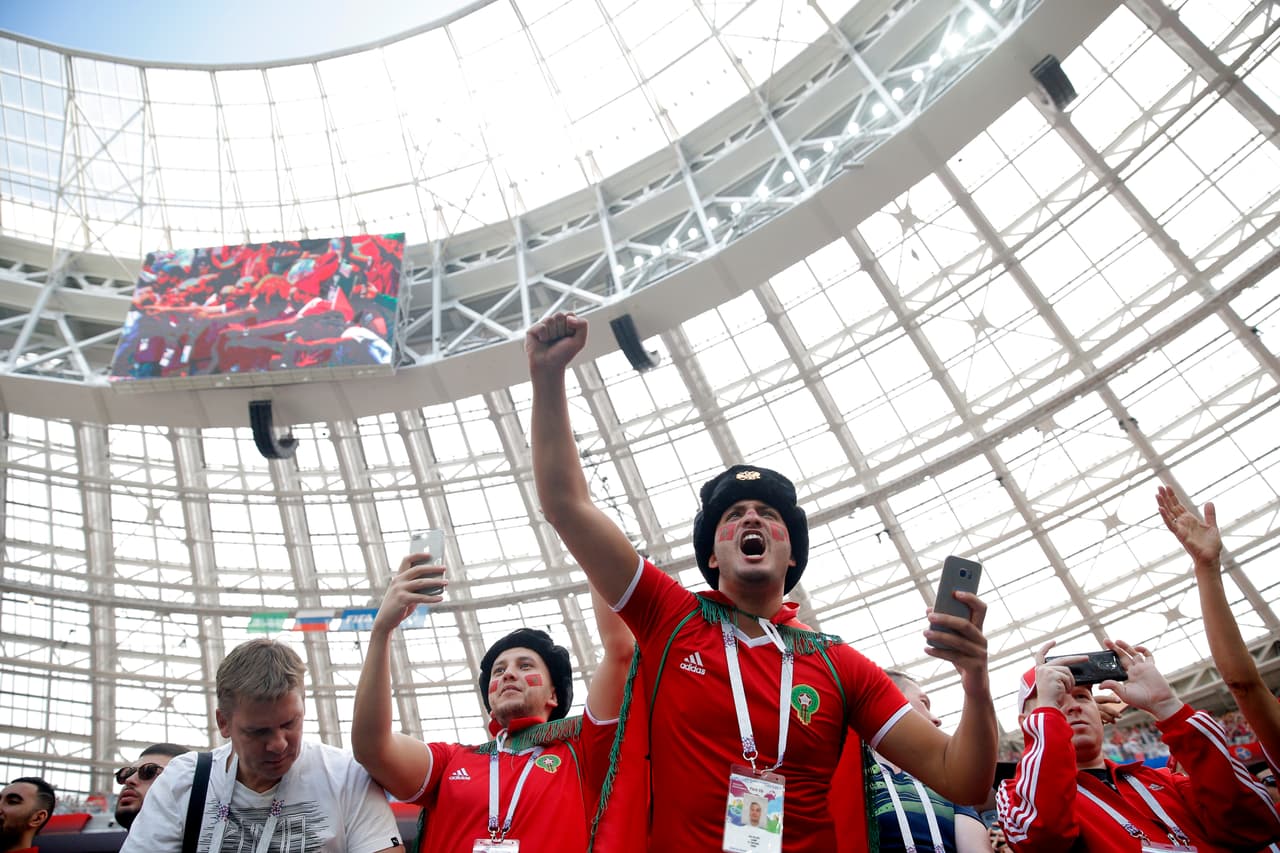 Las máscaras y demás atuendos de los fanáticos hacen parte del colorido en la fiesta del partido entre Portugal y Marruecos en la segunda fecha del grupo B del Mundial de Rusia 2018.