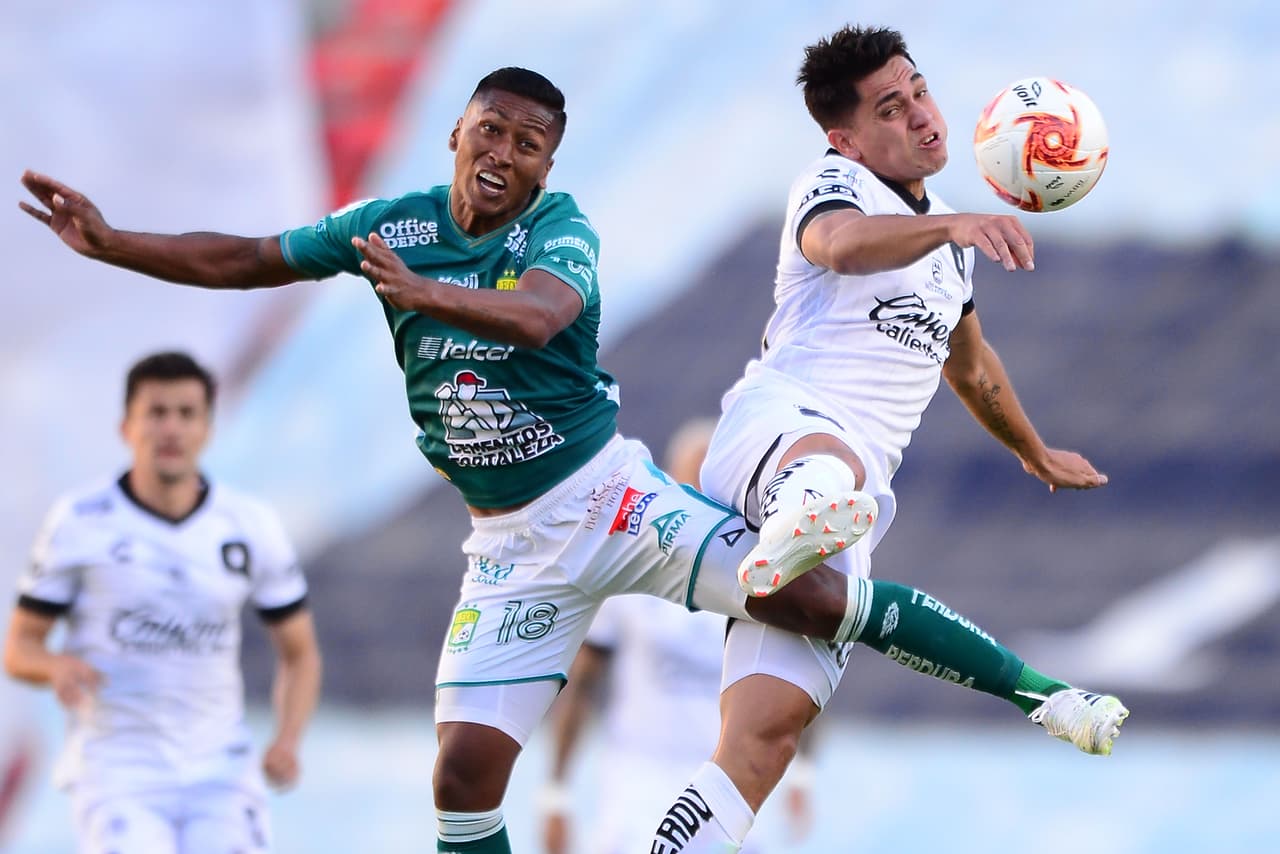 Su primer llamado con la selección mayor fue en 2018 cuando fue requerido para disputar las eliminatorias de Rusia 2018.