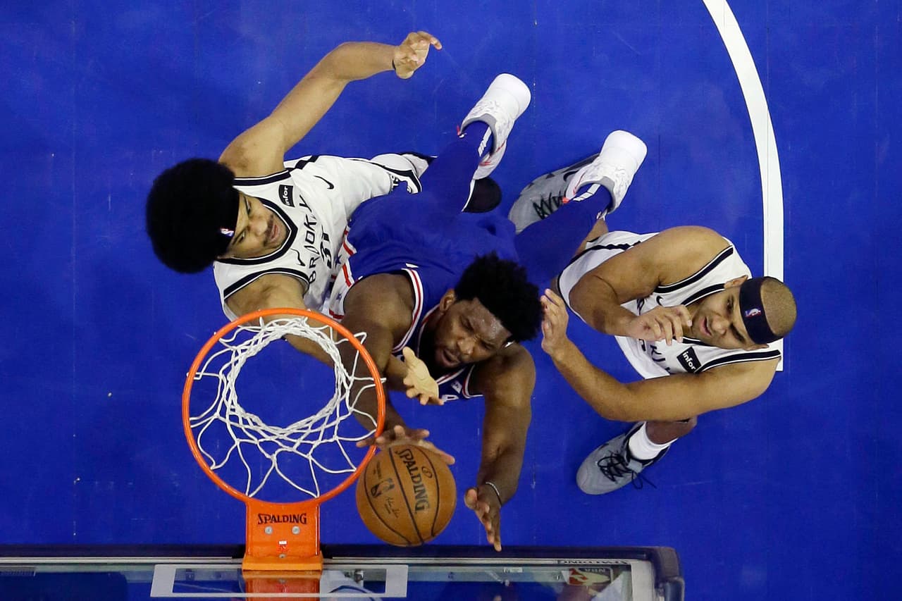 <b>4) Joel Embiid (Philadelphia 76ers)</b>. El centro cemerunés de los Sixers es arma de doble filo, gran anotador, pero también reboteador. En este renglón suma 423 rebotes y promedia 13.2 por partido.