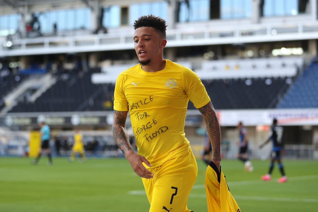 Jadon Sancho del Borussia Dortmund se lució con cuatro anotoaciones y el segundo lo celebró quitándose la playera con la leyenda 'Justice for George Floyd' durante el juego ante SC Paderborn 07 donde su equipo triunfó 1-6.