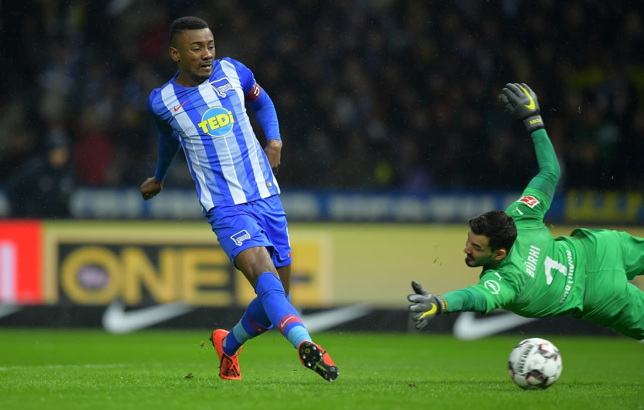 El primer gol del partido lo puso Salomon Kalou atn solo al minuto 4 de partido dando un campanazo en Berlín.