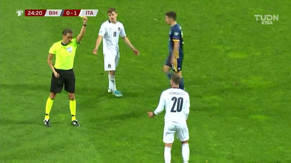 Tarjeta amarilla. El árbitro amonesta a Federico Bernardeschi de Italy