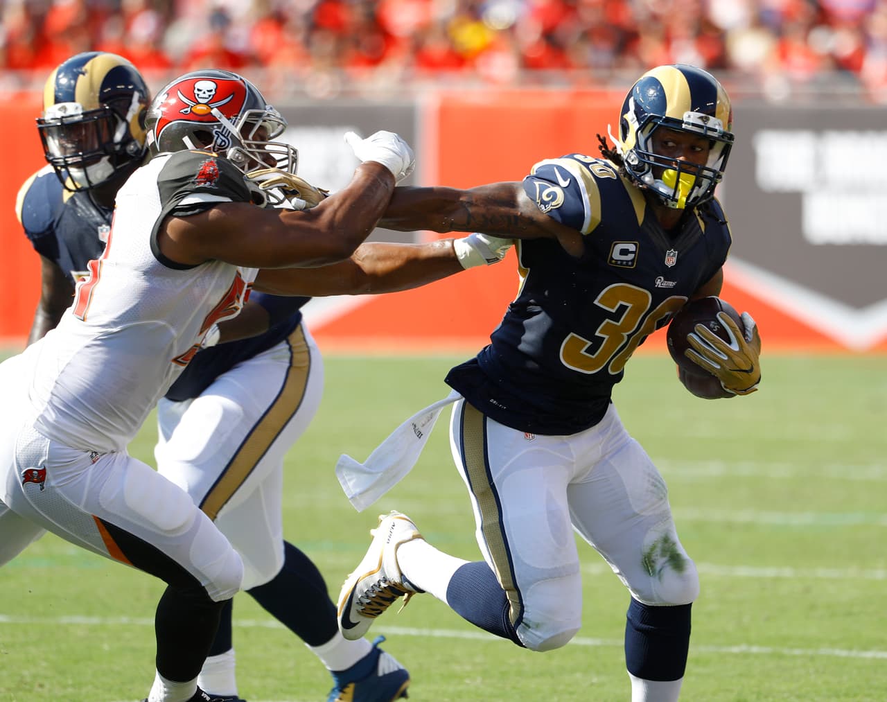 Todd Gurley consiguió dos touchdowns por tierra ante Tampa Bay.