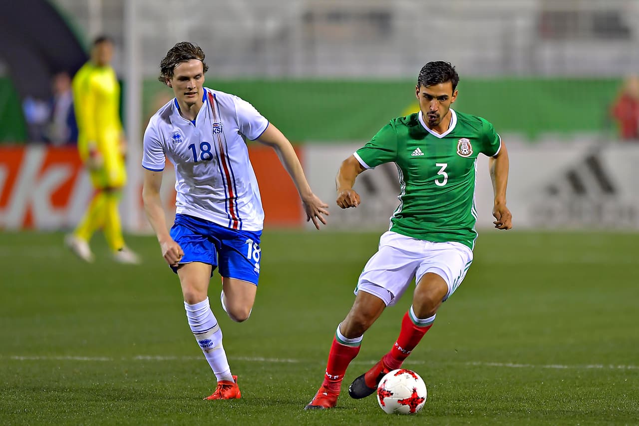 <b>OSVALDO ALANÍS</b> – Se ubicó como defensa central por izquierda y permitió la salida constante de Gallardo y el capitán Rafa Márquez. Es un zaguero que da seguridad por su buena ubicación en la última línea, decente juego aéreo y que sabe salir con el balón en los pies. 
<b>Calificación 8 </b>