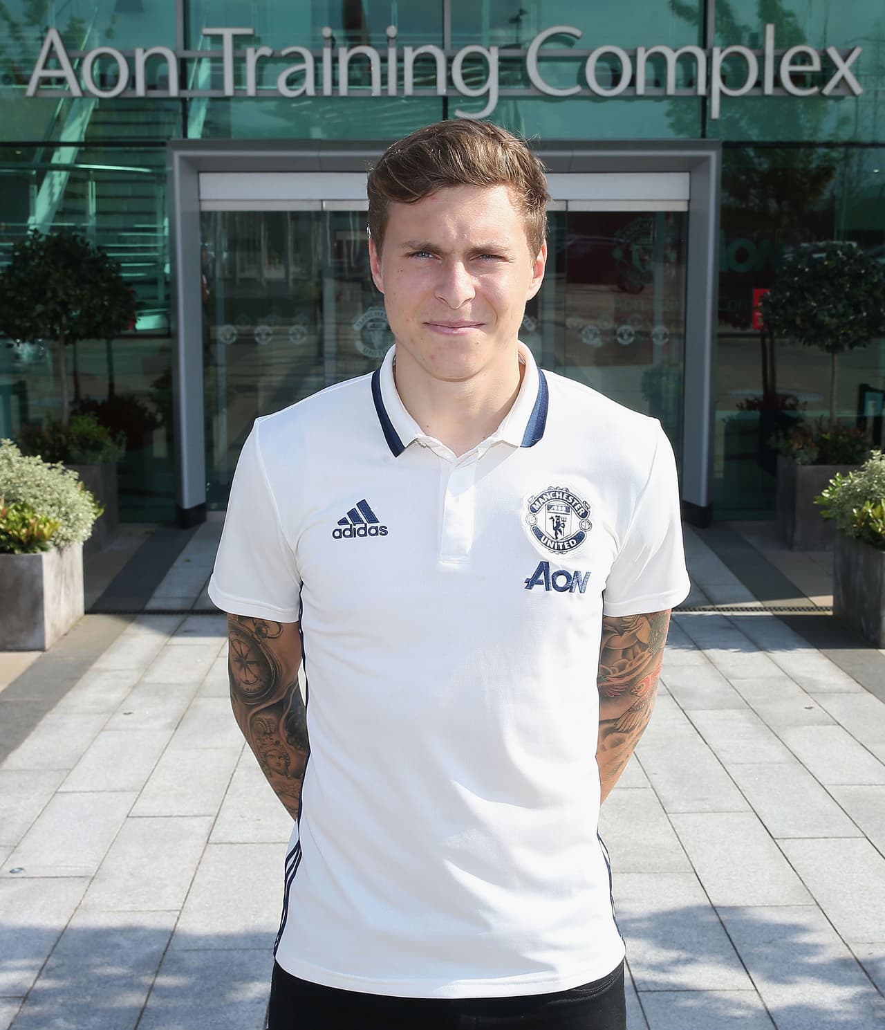 Dependiendo de ciertas claúsulas, el Benfica portugués puede llegar a recibir 50 millones de dólares por el defensor sueco Víctor Lindelöf, recién fichado.