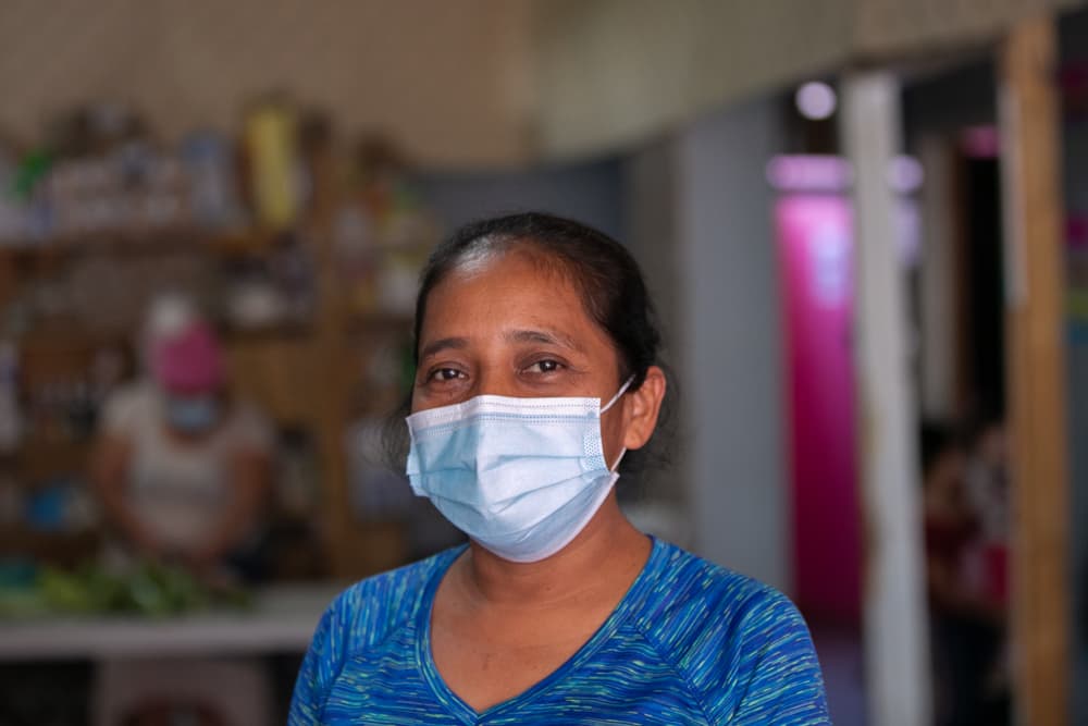 <b>"Nos agarró migración, no nos explicaron nada, con la misma nos devolvieron. No nos dijeron si iba a haber paso en algún momento",</b> denuncia la guatemalteca Bertila Salazar, de 48 años, que caminó 2,000 millas desde Izábal hasta El Paso, Texas, con su hija de 14 años. Cuando las autoridades de la Oficina de Aduanas y Protección Fronteriza la expulsaron a Ciudad Juárez eran las 8:00pm: "Fue desesperante, no sabíamosa dónde agarrar. Tuvimos que preguntarle a los taxistas que dónde había un albergue", cuenta. Así llegaron al mismo lugar que Caal y Choc. "Yo no quiero regresar a Guatemala, está muy perra la situación allá", asegura. Explica que la finca en la que trabajaba, una productora de bananas, se inundó con el paso del huracán Iota y ella, como muchos, se quedó sin empleo. Tiene la esperanza de que en algún momento reabran la frontera y puedan solicitar asilo: "Voy a esperar".