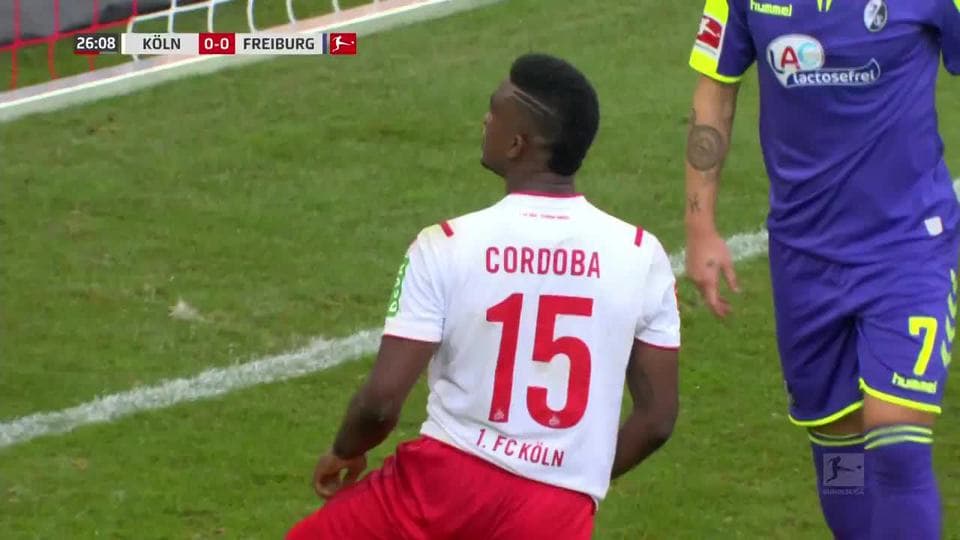 Tiro desviado de Jhon Córdoba
