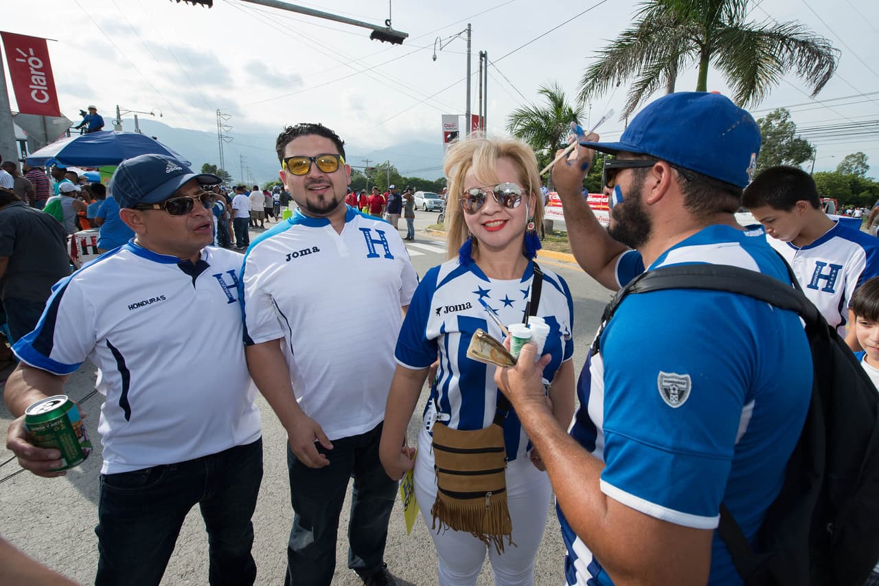 La afición hondureña hizo su parte llenando el Olímpico Metropolitano con banderas, disfraces, trajes típicos y mucha pasión para apoyar a su selección en contra de México.