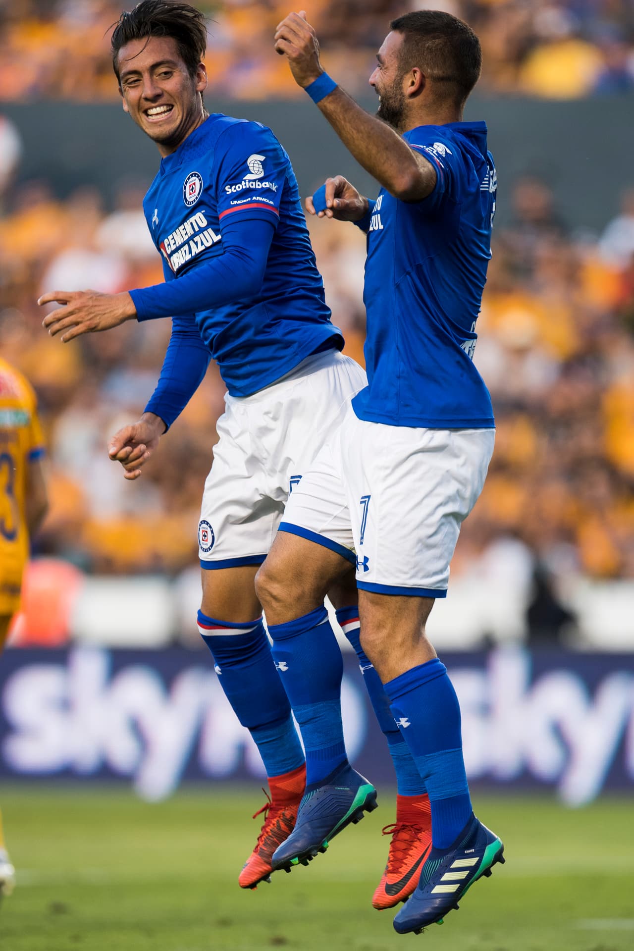 Martín Cauteruccio abrió el marcador al minuto 41 empujando el balón tras una asistencia de Ángel Mena.