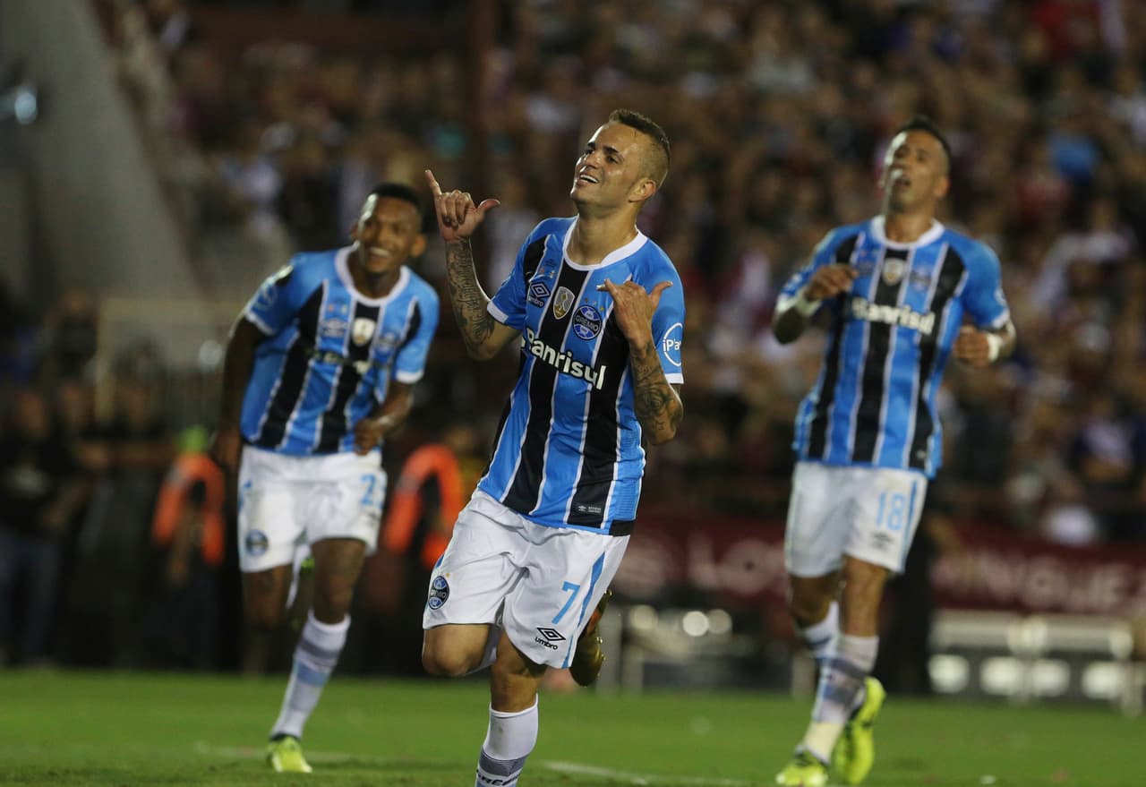 Luan, en primer plano, festeja su gol para Gremio de Brasil en la victoria 2-1 ante Lanús de Argentina en el partido de vuelta de la final de la Copa Libertadores, el miércoles 29 de noviembre de 2017. (AP Foto/Esteban Felix)