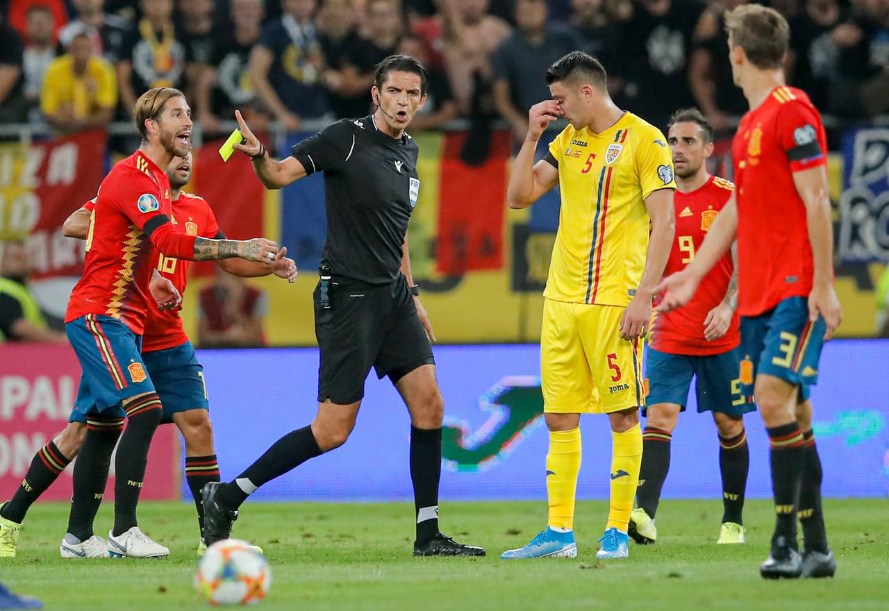 Amonestación para el capitán de La Roja por su forma de festejar el gol.