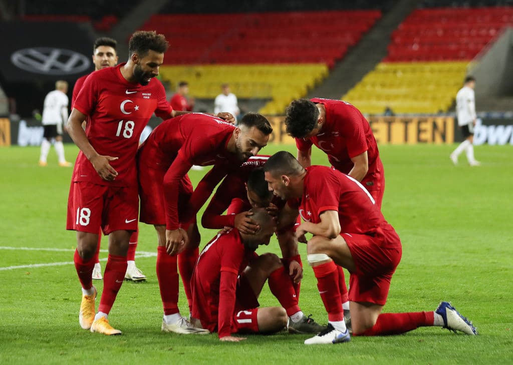 Por Alemania marcaron Draxler (45+1’), Neuhaus (58’) y Wadlschmidt (81’). Por Turquía anotaron Tufan (49’), Karaca (67’) y Karaman (90+4’). En la tercera fecha de la Nations League Alemania se medirá ante Ucrania y Turquía a Rusia.