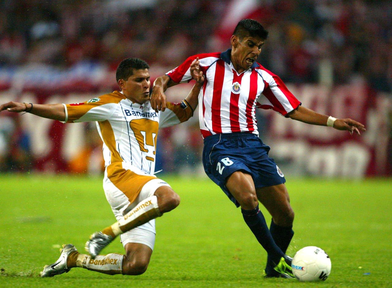 Pumas y Chivas llegaron a la final del Clausura 2004 en medio de sequías prolongadas y la ida en el Estadio Jalisco fue de roce y pasión.