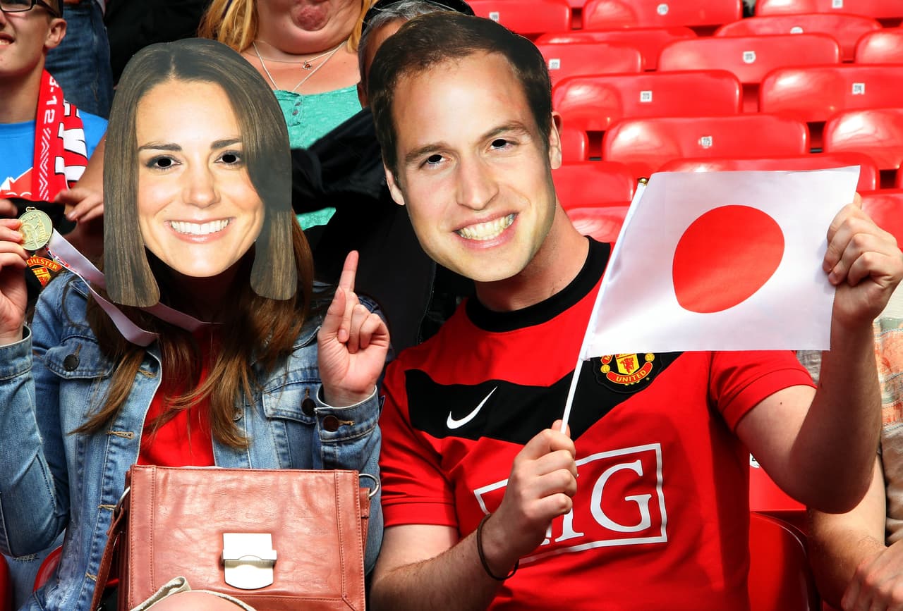 Otros han llevado el amor por la realeza a las tribunas de fútbol con máscaras en las que se sienten como tal.