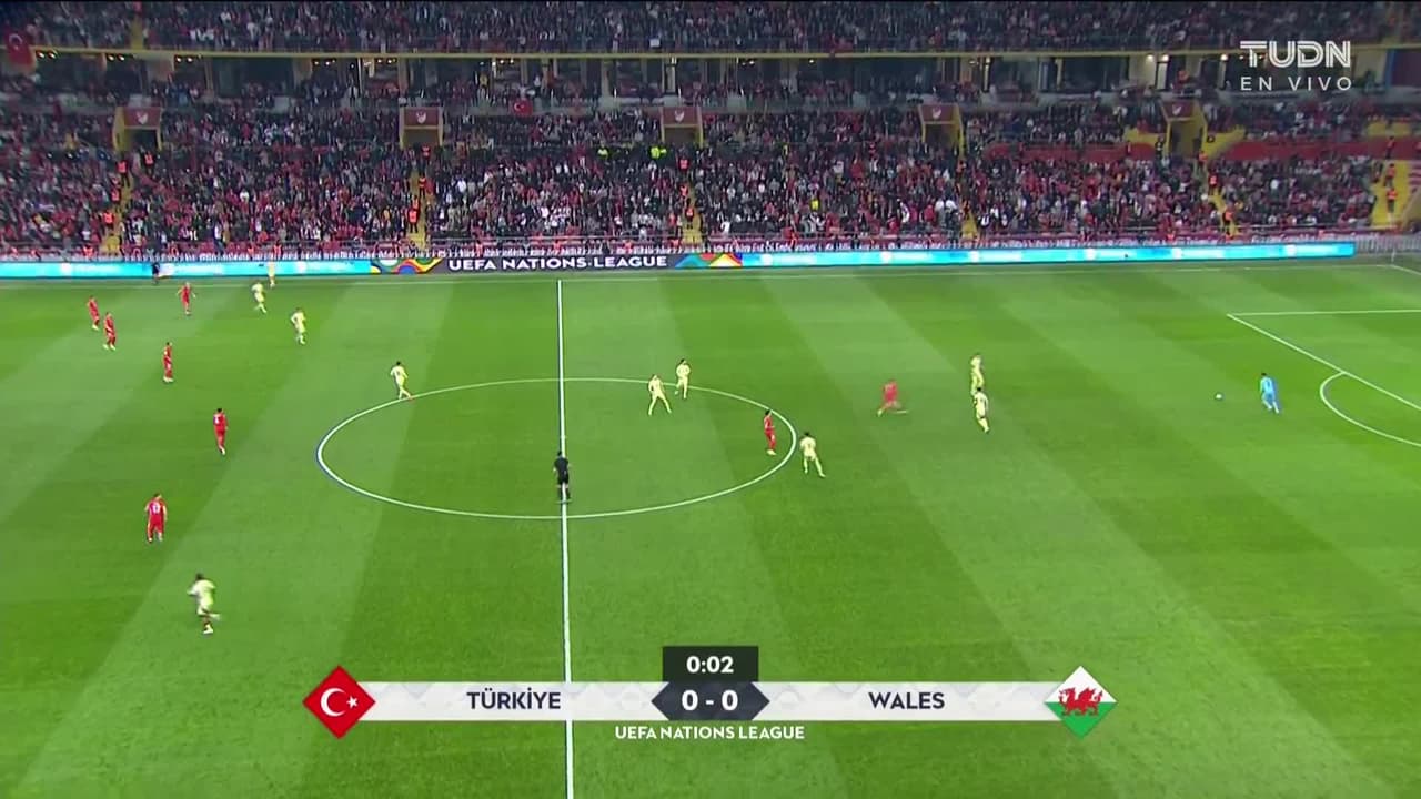 Arranca el partido y la pelota está en juego.