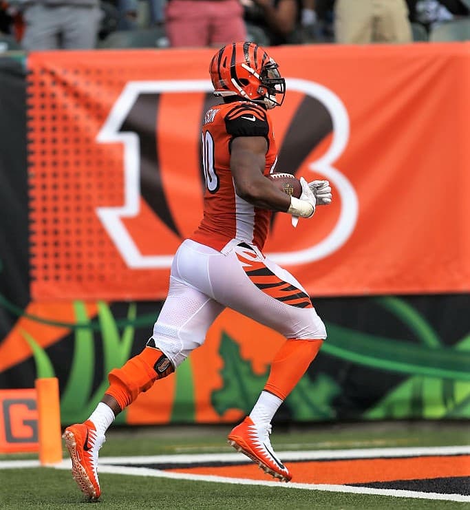 Michael Johnson se escaparía 22 yardas hasta touchdown para empatar el juego 17-17 luego de intercepar a Tannehill restando 11:43 en el cuarto periodo.