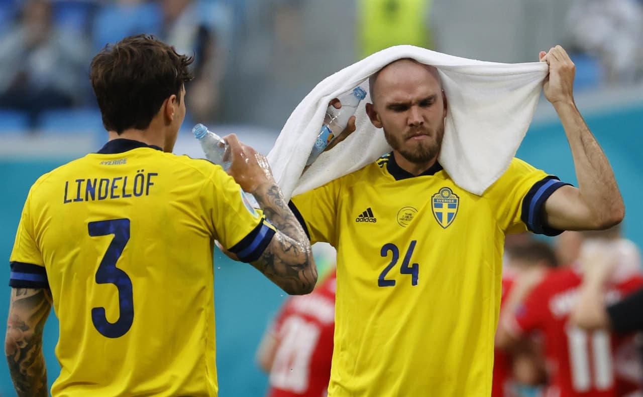 Suecia, de último minuto, derrota a Polonia 3-2 en el Grupo E de la Euro 2020 y califica como primer lugar a Octavos. Emil Forsberg anotó doblete durante el encuentro y Viktor Claesson se encargó de anotar el tercer tanto, mientras que los goles de Robert Lewandowski no le alcanzó a la escuadra polaca y queda fuera de la competencia.
