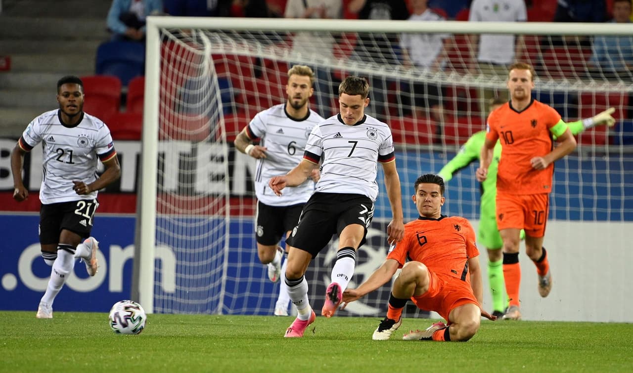 Alemania se impone a Holanda 2-1 durante la Semifinal de la Eurocopa Sub-21 y pasa a la final. Florian Wirtz, con doblete, le daba la ventaja a la escuadara alemana a escasos minutos de haber empezado el encuentro. Fue hasta la segunda mitad que la 'Naranja Mecánica' anotó gol por parte de Perr Schuurs sin lograr el empate.