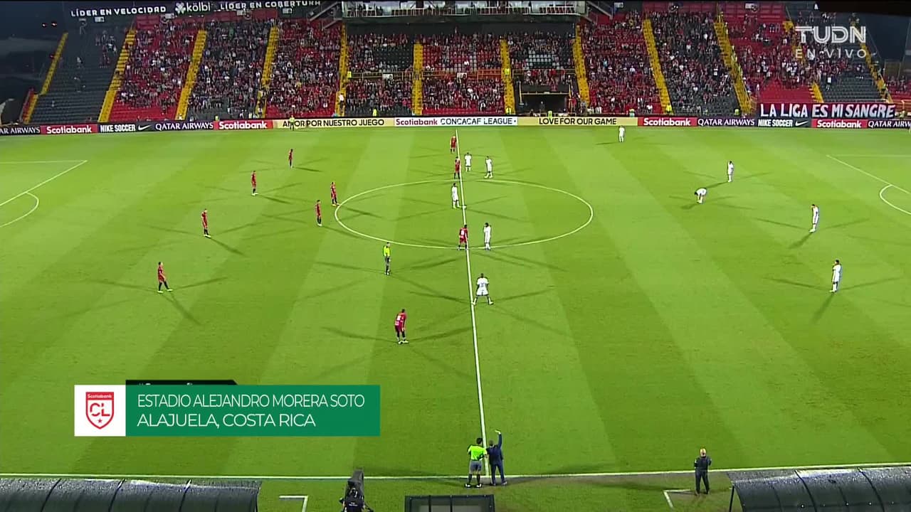 Arranca el partido y la pelota está en juego.