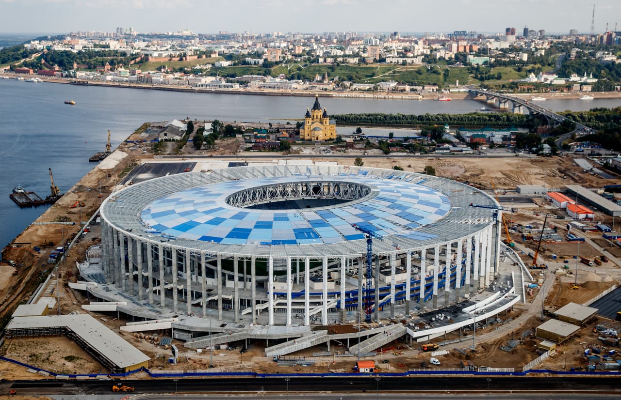 El estadio Nizhny Novgorod debe ser entregado este año y está ubicado junto al río Volga, con la idea de que también incluya un club náutico y un canal de remo.